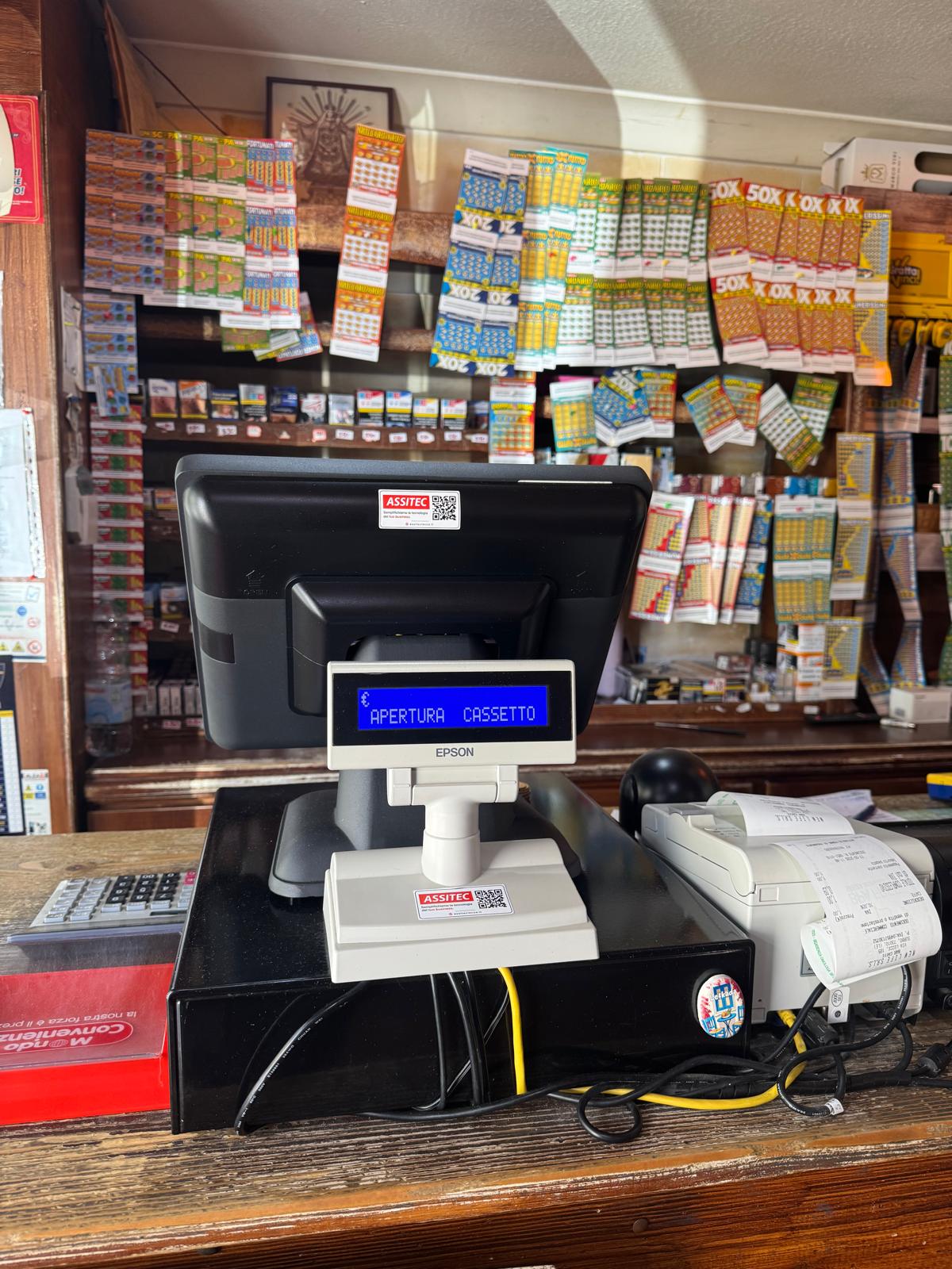 Il punto cassa ThinkToIt al banco del New Life Bar di Surbo