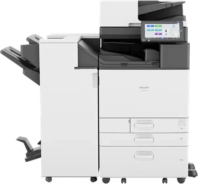 Ricoh IM 4510 vista di tre quarti: alimentatore documenti, pannello touch inclinato e finisher a colonna con vassoi