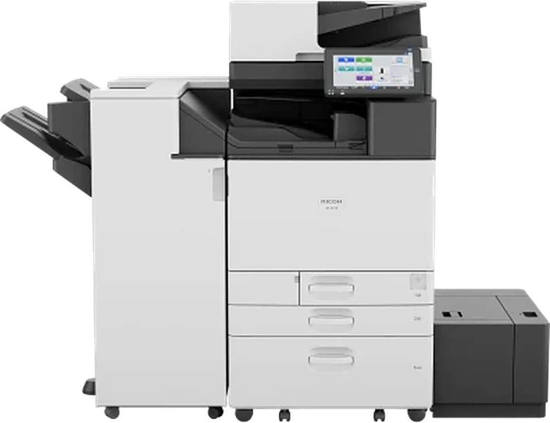 Ricoh IM 6010 in configurazione completa: finisher a colonna a sinistra e vassoio carta ad alta capacità a destra
