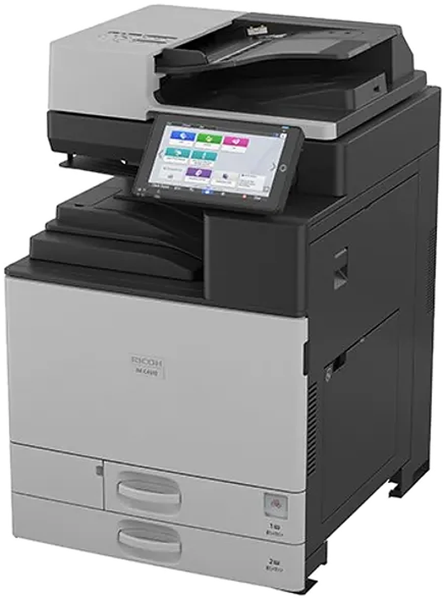 Multifunzione a colori Ricoh IM C4510 vista di tre quarti, con Smart Operation Panel inclinato e cassetti carta