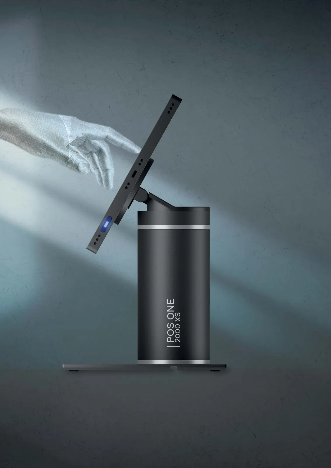Artwork ufficiale ThinkToIt: una mano sfiora il display del POS|ONE 2000 XS, con la colonna in alluminio in evidenza