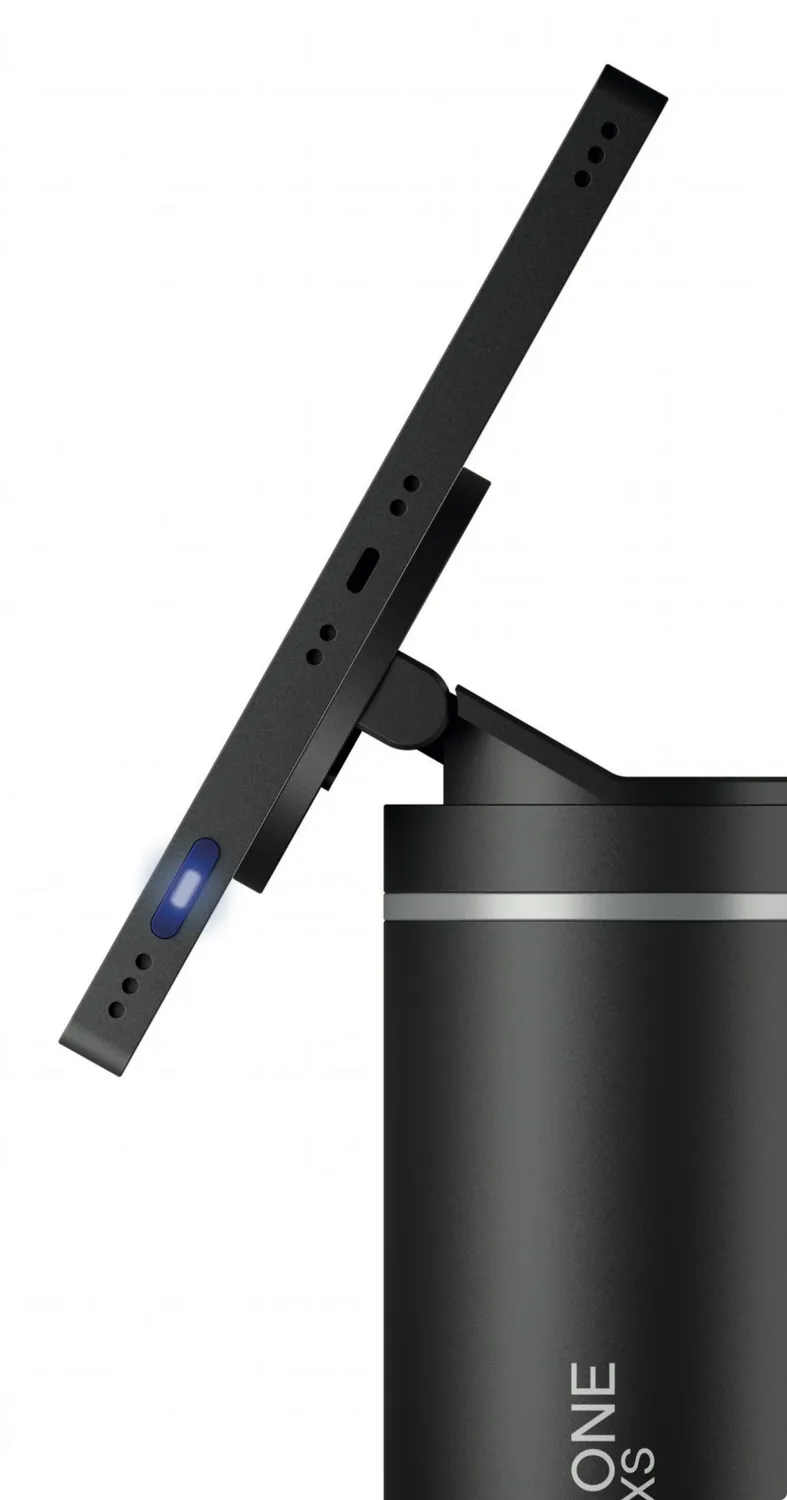 POS|ONE 6000 XS di profilo, display 15,6 pollici su colonna in alluminio